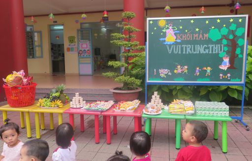 Bé vui hội trăng rằm năm 2019