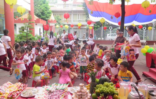 Bé vui hội trăng rằm năm 2019